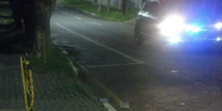 Tiroteio deixa um morto e outro ferido na frente de balada na RMC