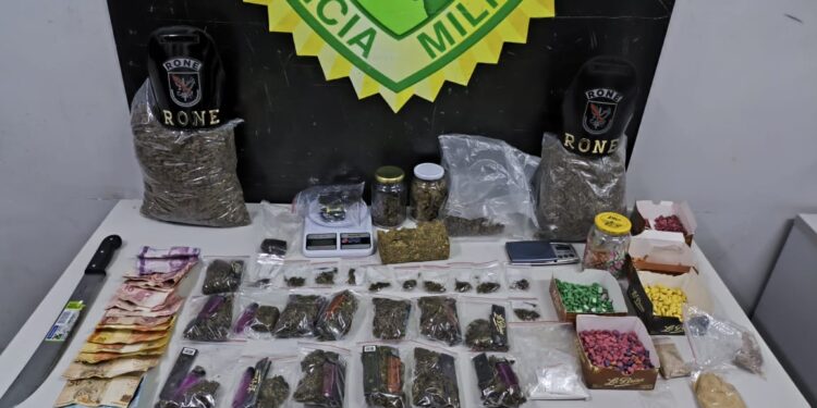 RONE apreende drogas e prende traficante no Sítio Cercado