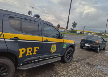 PRF flagra criança viajando em porta-malas de carro, no Paraná