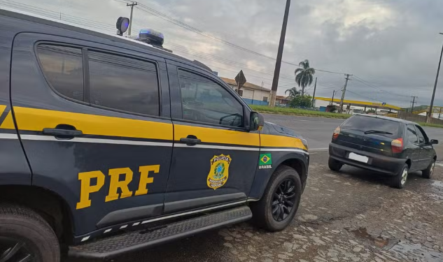 PRF flagra criança viajando em porta-malas de carro, no Paraná