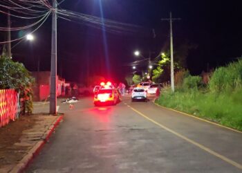 Jovem e adolescente que estavam em moto são executados a tiros