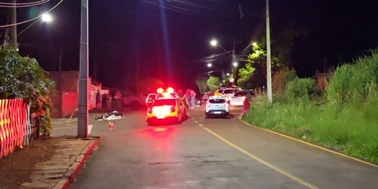 Jovem e adolescente que estavam em moto são executados a tiros
