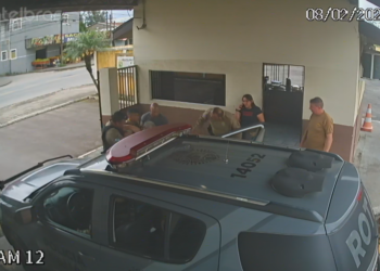 Policiais salvam vida de idoso que engasgou com pedaço de pão, em São José dos Pinhais