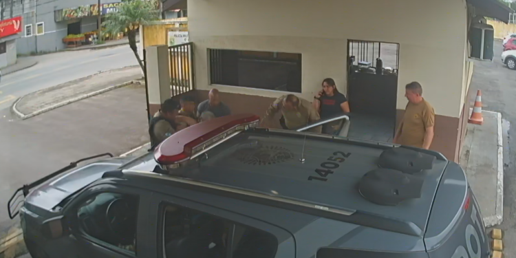 Policiais salvam vida de idoso que engasgou com pedaço de pão, em São José dos Pinhais