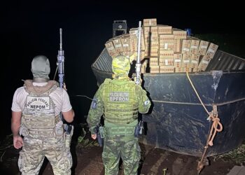 Ação conjunta do BPFRON e NEPOM apreende caminhão, embarcação, motocicletas e 25 mil pacotes de cigarros contrabandeados