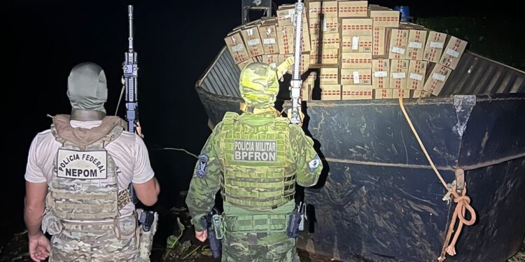 Ação conjunta do BPFRON e NEPOM apreende caminhão, embarcação, motocicletas e 25 mil pacotes de cigarros contrabandeados