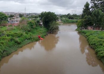 Corpo de Bombeiros segue buscas por adolescente desaparecido no Rio Barigui, em Curitiba
