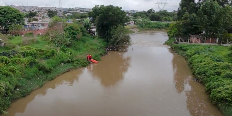 Corpo de Bombeiros segue buscas por adolescente desaparecido no Rio Barigui, em Curitiba