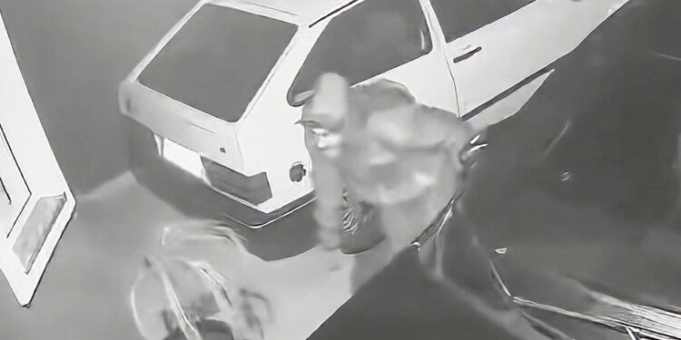 Ladrão trapalhão invade residência e leva tombo quando se preparava para fugir com bicicleta