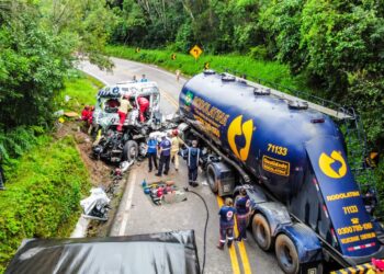 Motorista de carreta fica gravemente ferido em acidente na Estrada da Ribeira