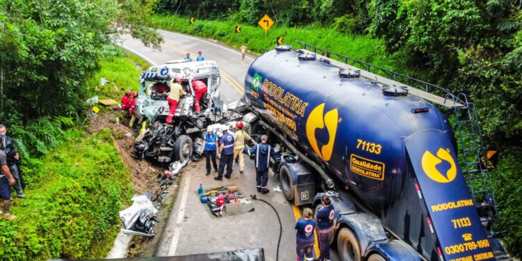 Motorista de carreta fica gravemente ferido em acidente na Estrada da Ribeira