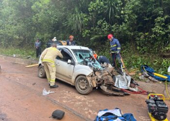 Motorista de carro não resiste após colisão contra caminhão na RMC