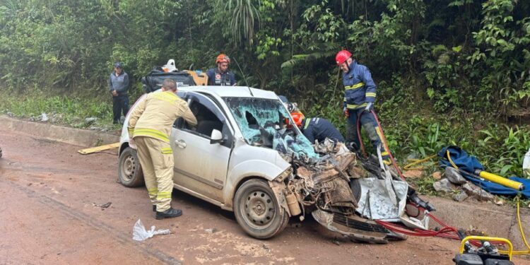 Motorista de carro não resiste após colisão contra caminhão na RMC