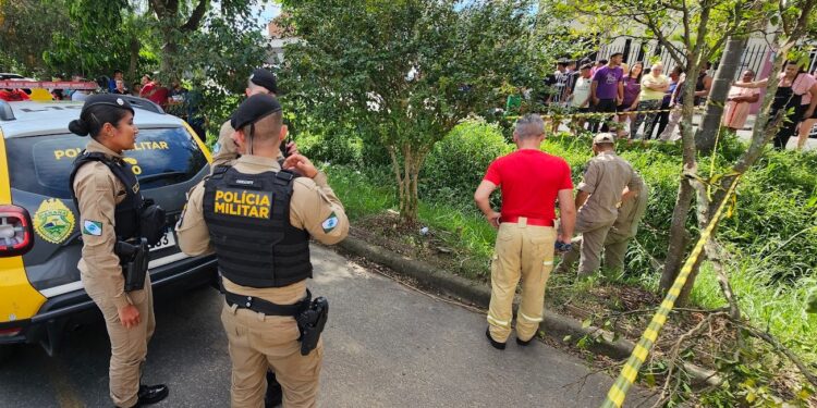 Homem morre ao tentar pegar limão e cair em valeta, em Curitiba