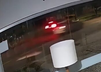 Mulher é socorrida em estado crítico após atropelamento em Curitiba; motorista do carro fugiu