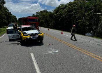 Viatura da Polícia Rodoviária capota após ser atingida por veículo em alta velocidade no litoral