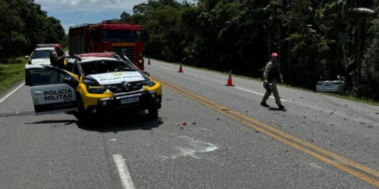Viatura da Polícia Rodoviária capota após ser atingida por veículo em alta velocidade no litoral