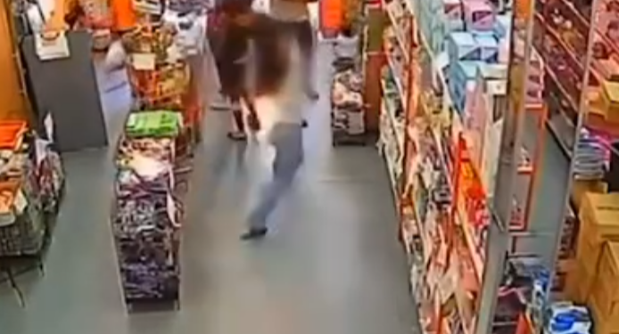 Mulher fica ferida após celular explodir dentro da calça