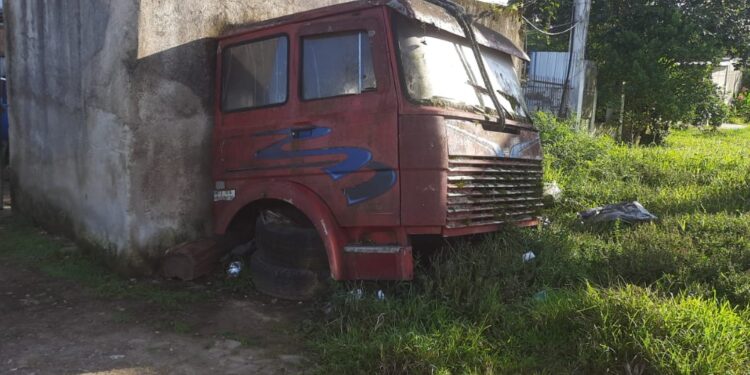 Andarilho é encontrado sem vida dentro de cabine de caminhão no litoral