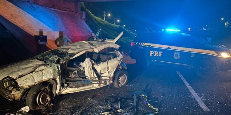 Motorista com sinais de embriaguez colide em carro e deixa 2 mortos e quatro feridos