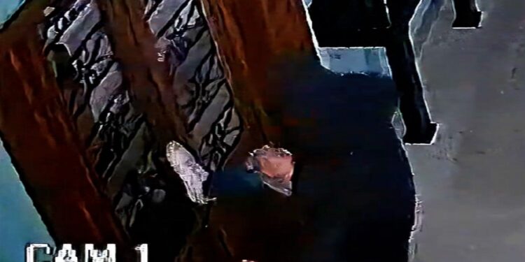 Em Curitiba, criminoso faz o sinal da cruz antes de tentar arrombar porta de comércio