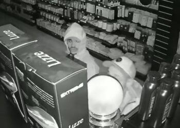 Criminosos invadem comércio no ponto mais movimentado de Colombo e fazem a “limpa”