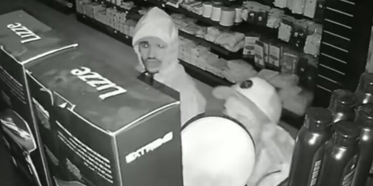 Criminosos invadem comércio no ponto mais movimentado de Colombo e fazem a “limpa”