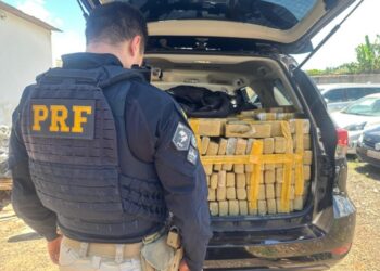 Casal salta de veículo carregado de maconha durante fuga da PRF