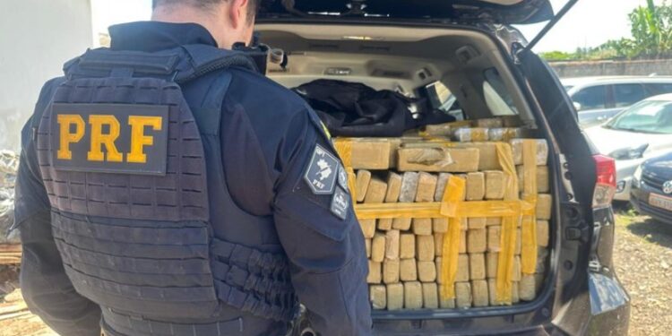 Casal salta de veículo carregado de maconha durante fuga da PRF