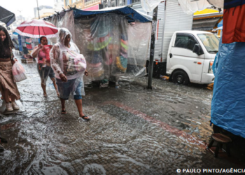 Mulher morre após carro ficar submerso em São Paulo