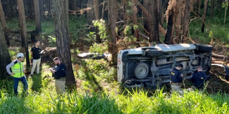Ambulância capota no Contorno Leste e deixa um morto e quatro feridos