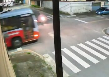 Motociclista avança a preferencial, é atingido por ônibus e dois ficam gravemente feridos