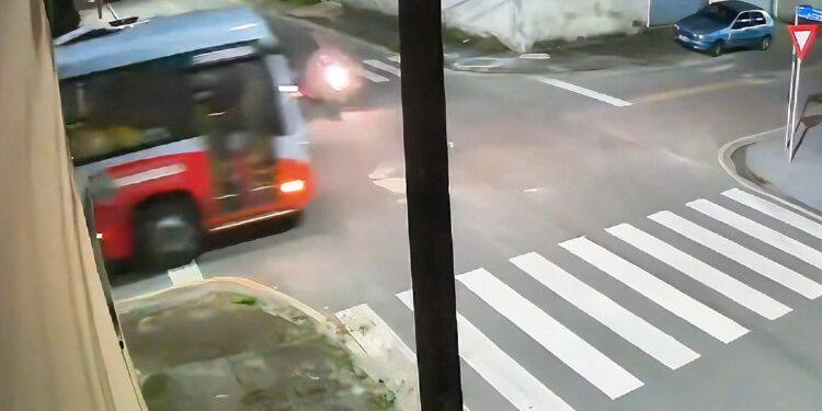 Motociclista avança a preferencial, é atingido por ônibus e dois ficam gravemente feridos