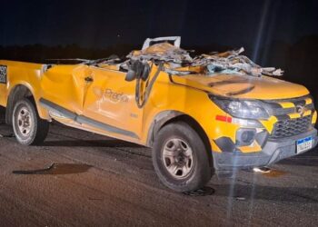 Veículo é destruído ao ser atingido por Boeing 737 durante decolagem no Aeroporto do Galeão