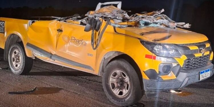 Veículo é destruído ao ser atingido por Boeing 737 durante decolagem no Aeroporto do Galeão