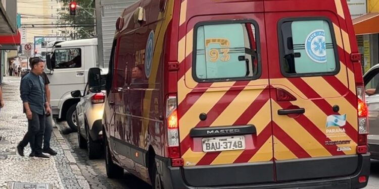 Jovem é espancado em assalto no centro de Curitiba