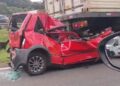 Homem sai caminhando após ser retirado de ferragens de Uno em colisão na BR-277