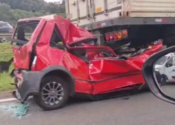 Homem sai caminhando após ser retirado de ferragens de Uno em colisão na BR-277