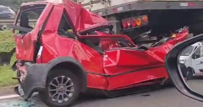 Homem sai caminhando após ser retirado de ferragens de Uno em colisão na BR-277