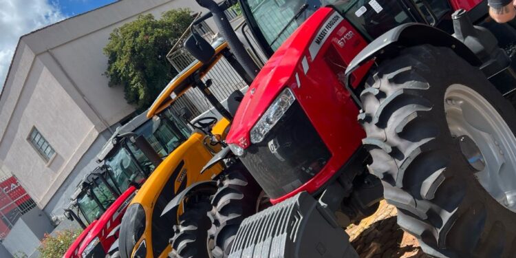 Polícia Civil apreende tratores de enchentes do Rio Grande do Sul que estavam sendo vendidos como 0 km no Paraná