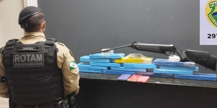 ROTAM desmantela ponto de tráfico e apreende drogas e arma em Quatro Barras