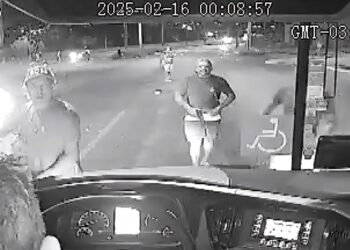 Criminosos obrigam ônibus de viagem a parar e tocam terror, veja o vídeo