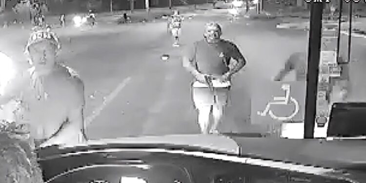 Criminosos obrigam ônibus de viagem a parar e tocam terror, veja o vídeo
