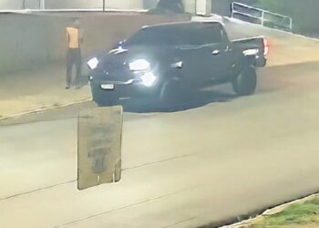 Câmera registra homem sendo executado a tiros em Curitiba