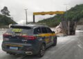 Caminhão carregado de polvilho tomba na BR-376 e interdita pista em Guaratuba
