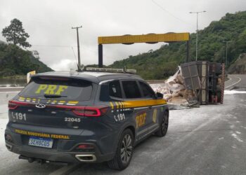 Caminhão carregado de polvilho tomba na BR-376 e interdita pista em Guaratuba