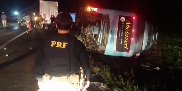 Ônibus tomba após colisão com duas carretas na BR-376, em Guaratuba