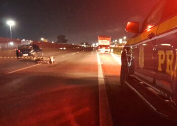Motociclista bate em carro, cai e é atropelado por carreta no Contorno Leste