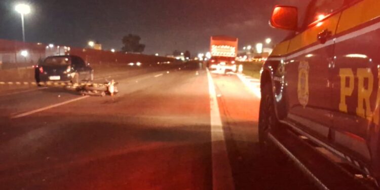 Motociclista bate em carro, cai e é atropelado por carreta no Contorno Leste