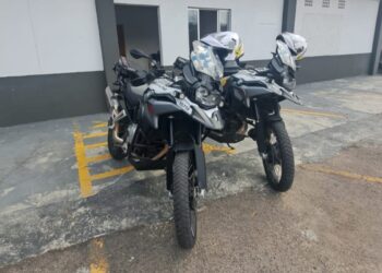 Indivíduo em moto atropela idoso de 80 anos, foge e acaba detido pela PM